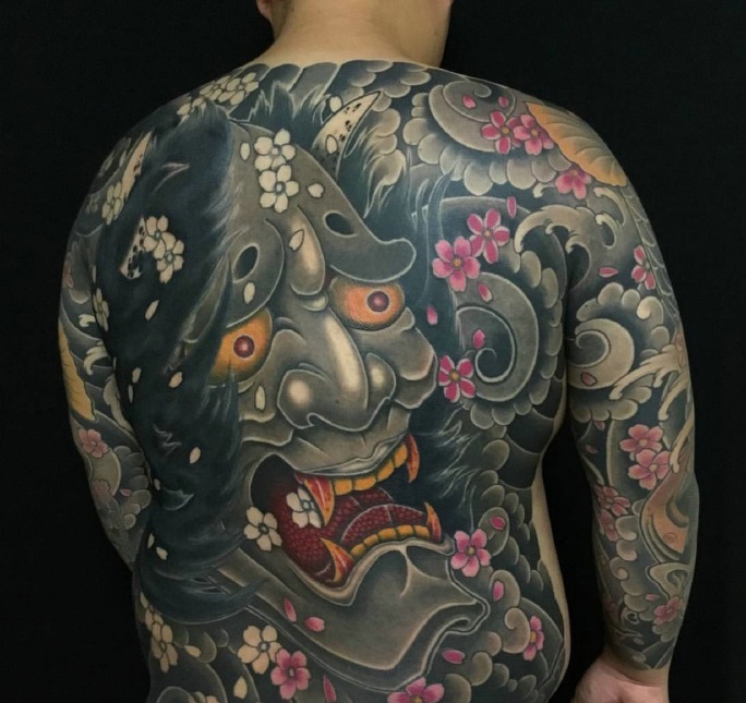 满背大般若纹身图案遮盖整个背部