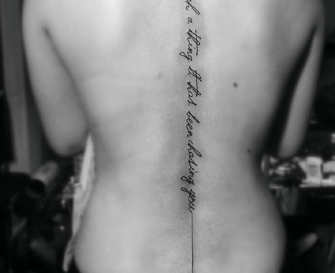 脊椎部小清新英文纹身图案