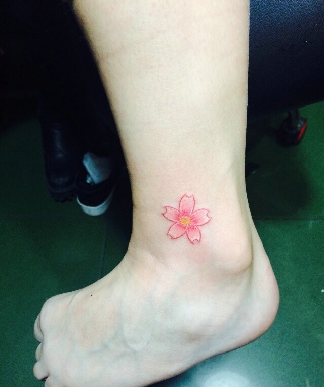 小腿部小清新樱花纹身图案很美丽