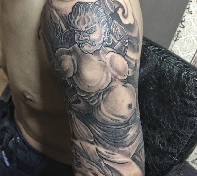 大臂黑白图腾纹身图案完美十足