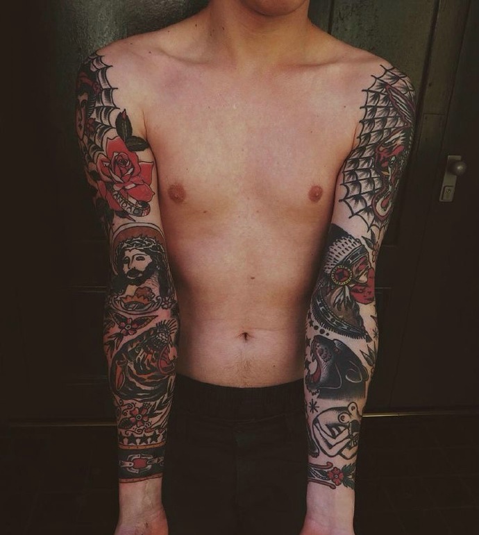 个性男孩双手臂彩色图腾纹身图案