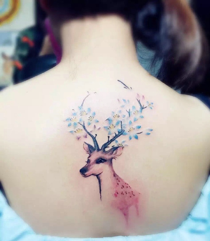 女生后背彩色小鹿纹身图案非常可爱