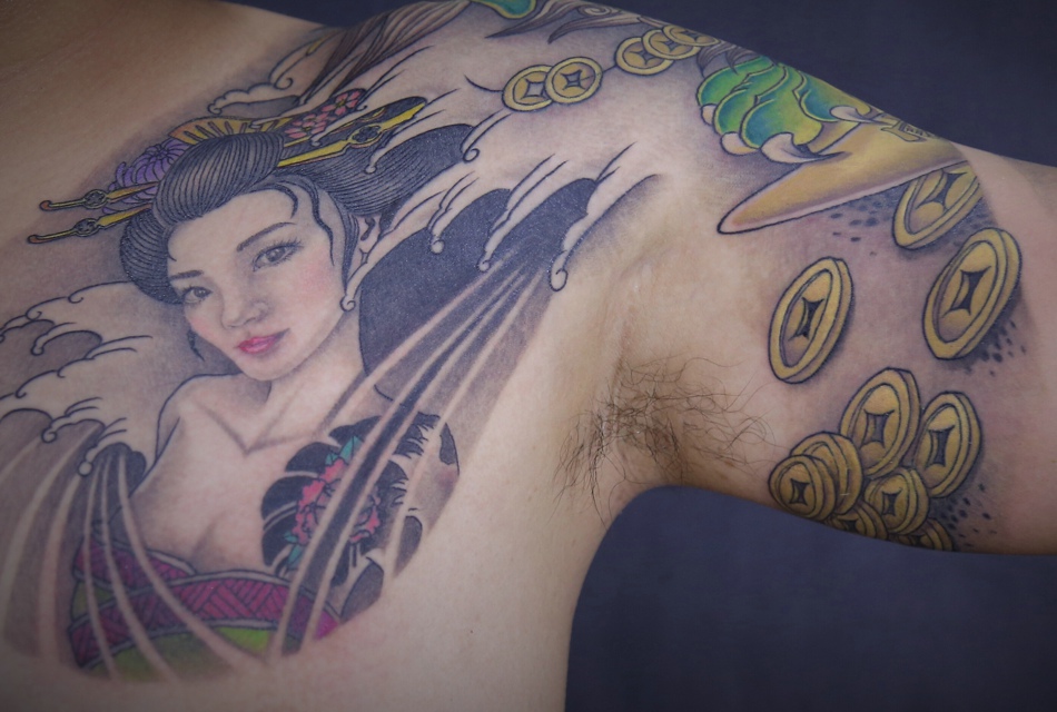 彩色半甲花妓纹身图案很精美