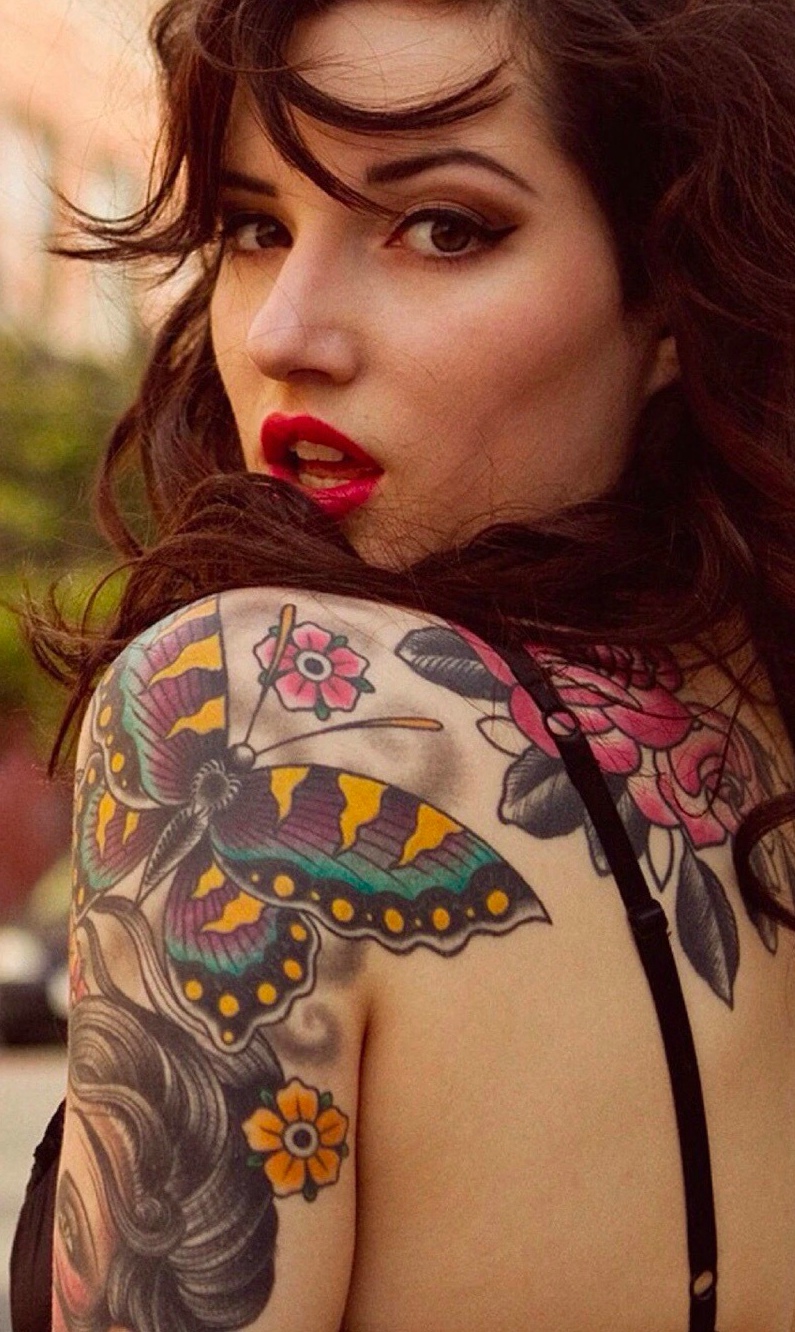 欧美女生肩膀与手臂彩色纹身图案