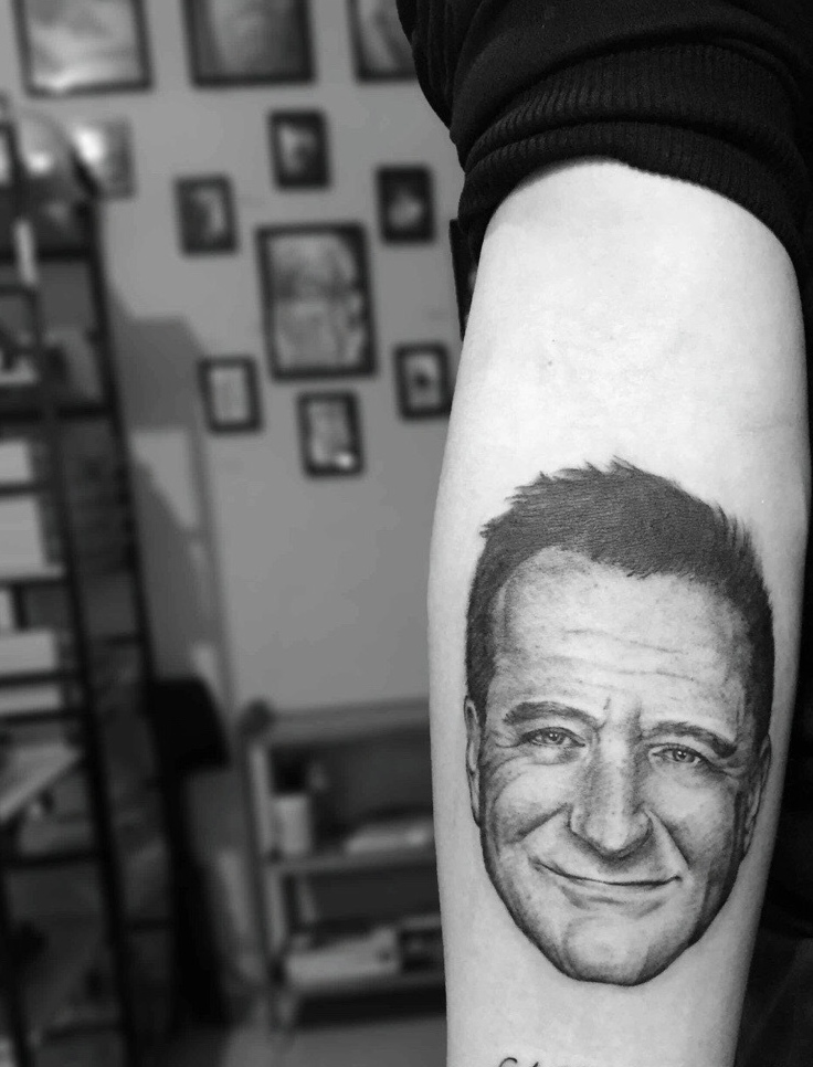手臂黑白微笑欧美男士肖像纹身图案