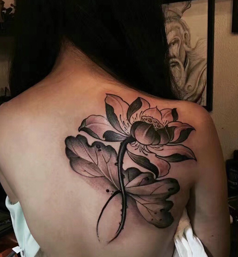 长发披肩女孩后背美丽的荷花纹身图案