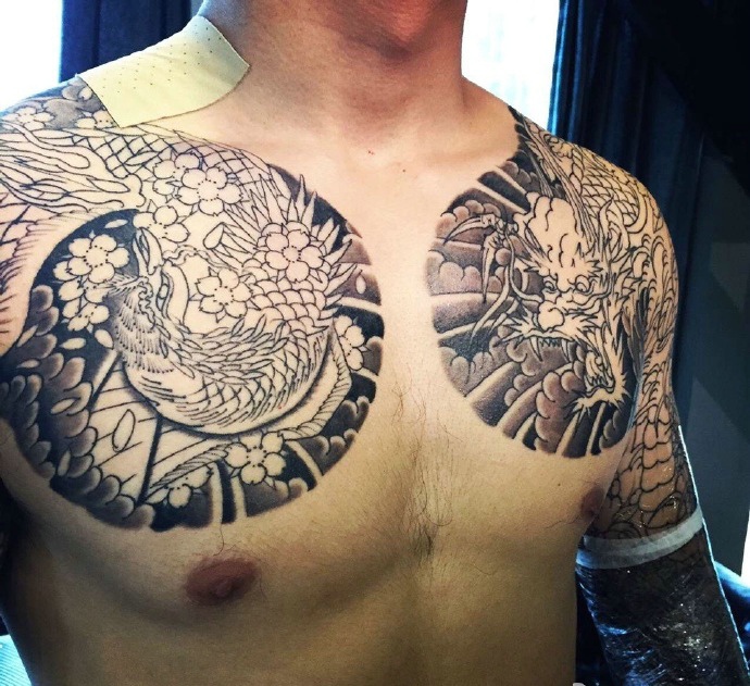 双半甲黑灰邪龙纹身图案很帅气