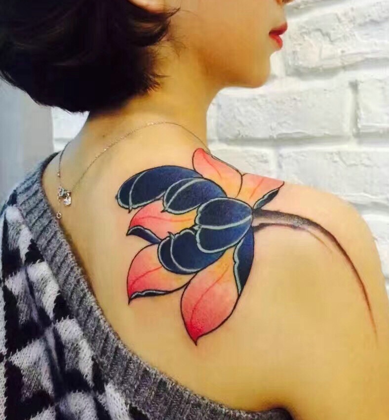 时尚女神香肩上的性感荷花纹身图案