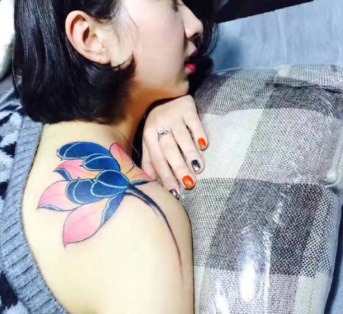 时尚女神香肩上的性感荷花纹身图案