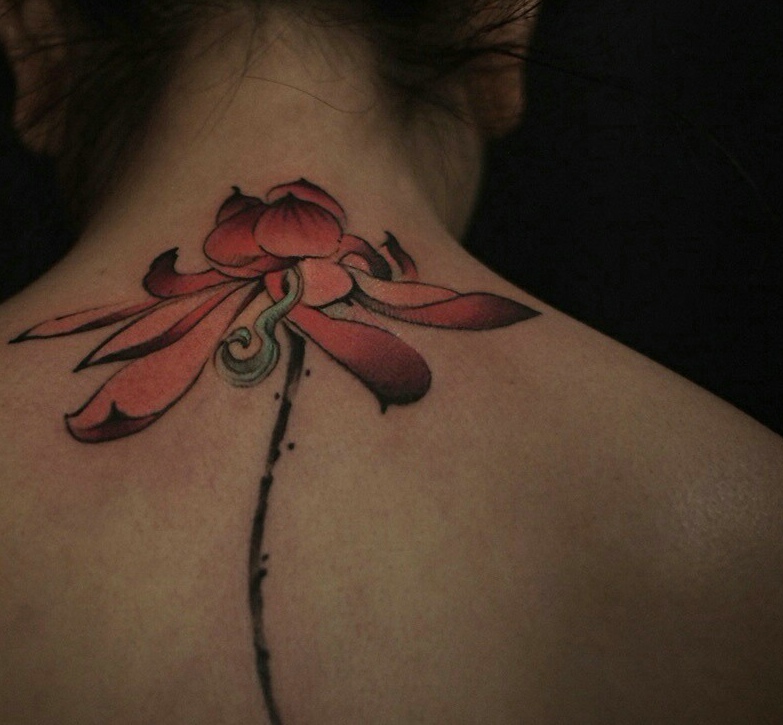 女生脖子处彩色荷花纹身图案