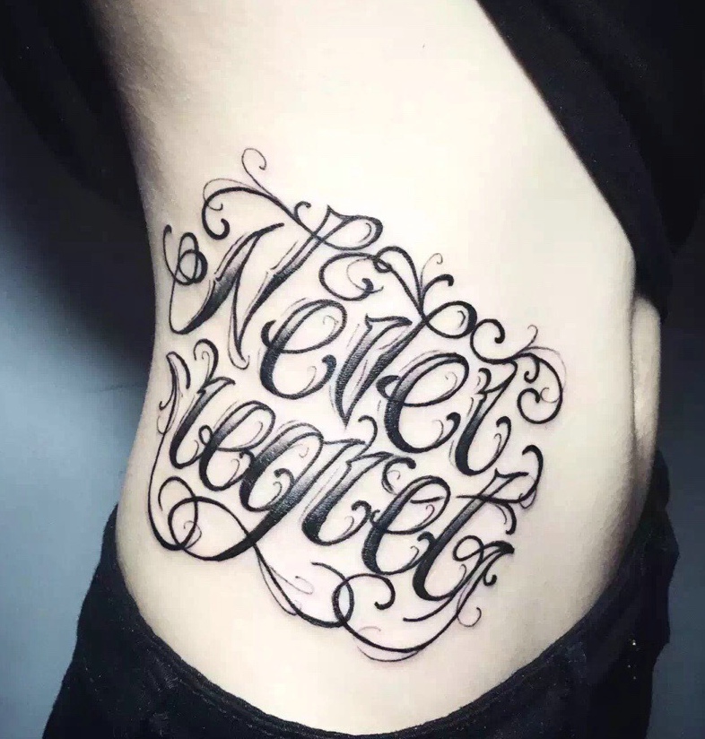 侧腰部花体英文纹身图案性感十足