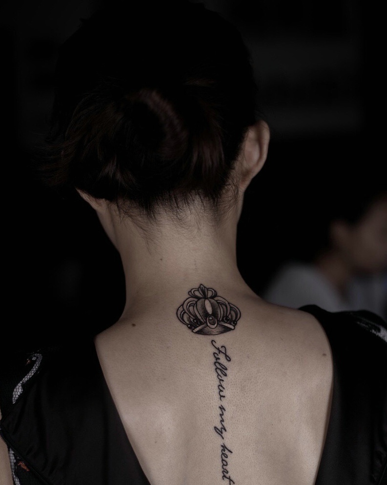 脊椎部小皇冠与英文一起的纹身图案