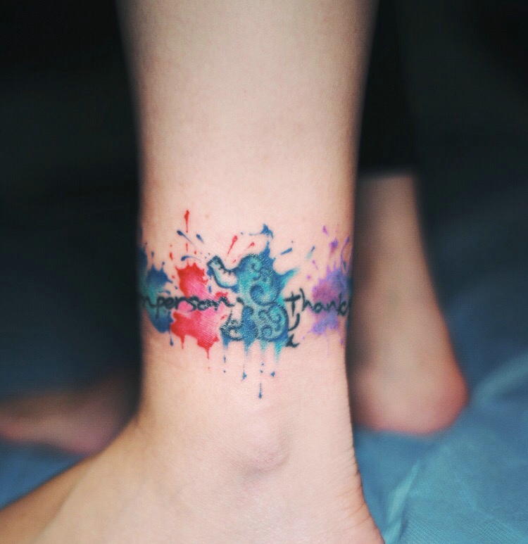 裸脚上的水彩图腾纹身图案