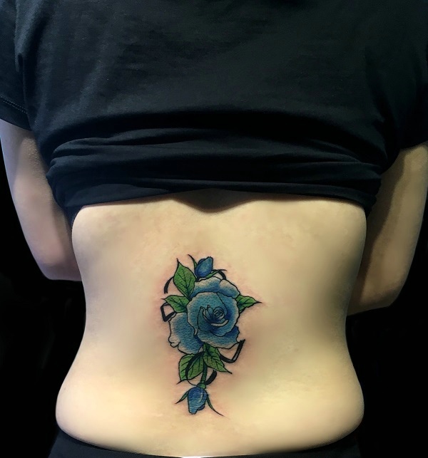 脊椎下方的蓝玫瑰纹身图案性感妩媚