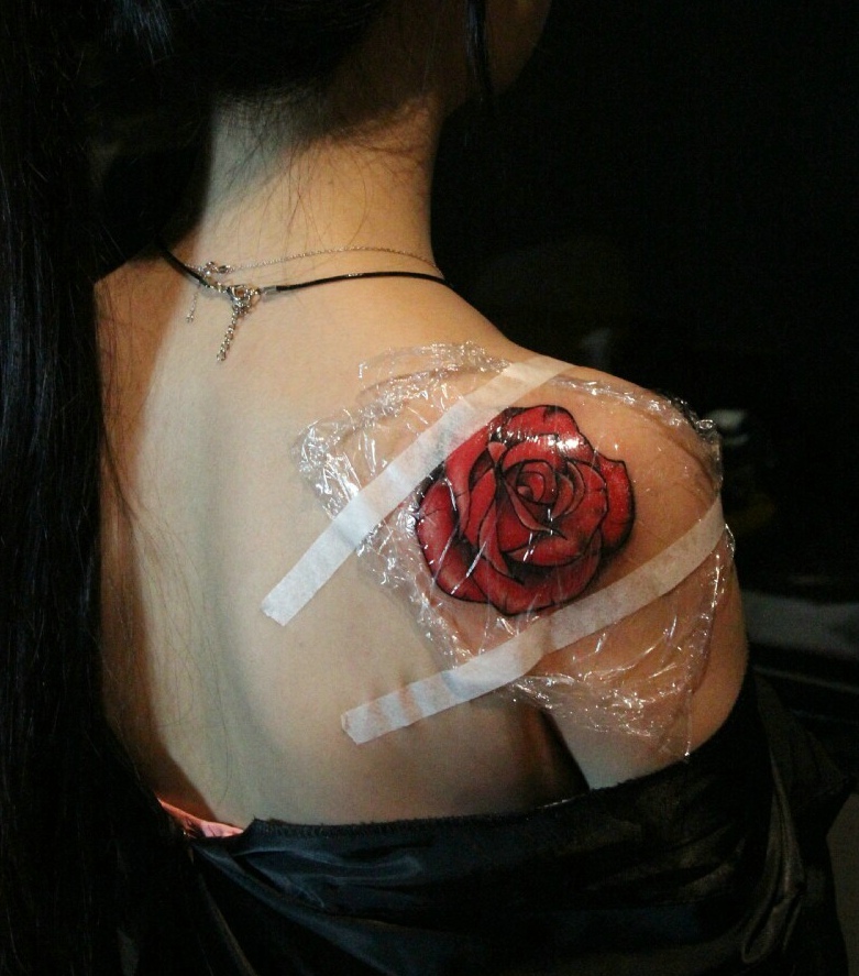 香肩下的红玫瑰纹身图案很有女人味