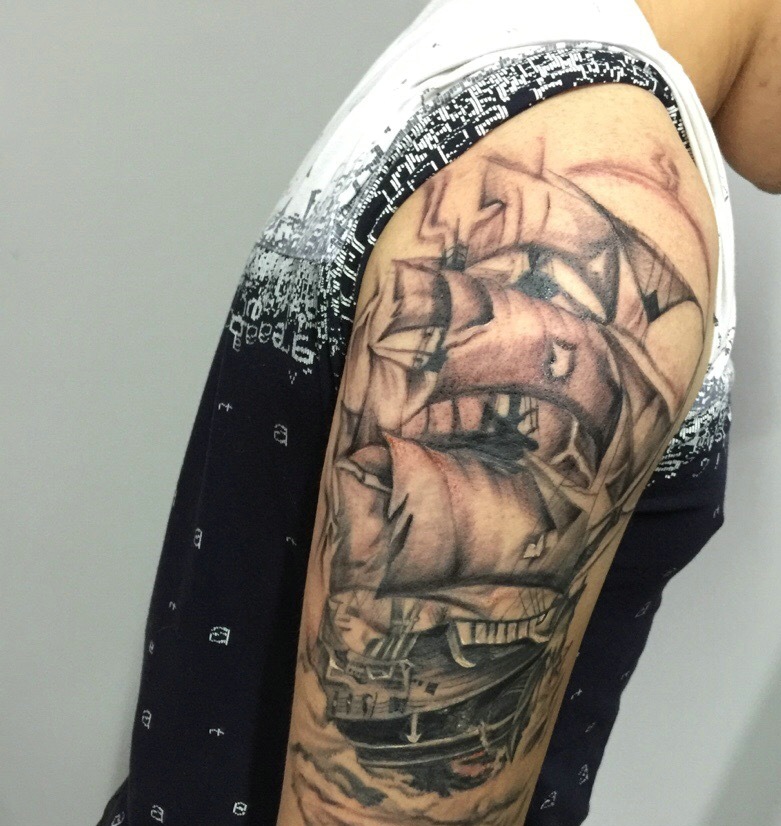 手臂黑灰欧美帆船纹身图案