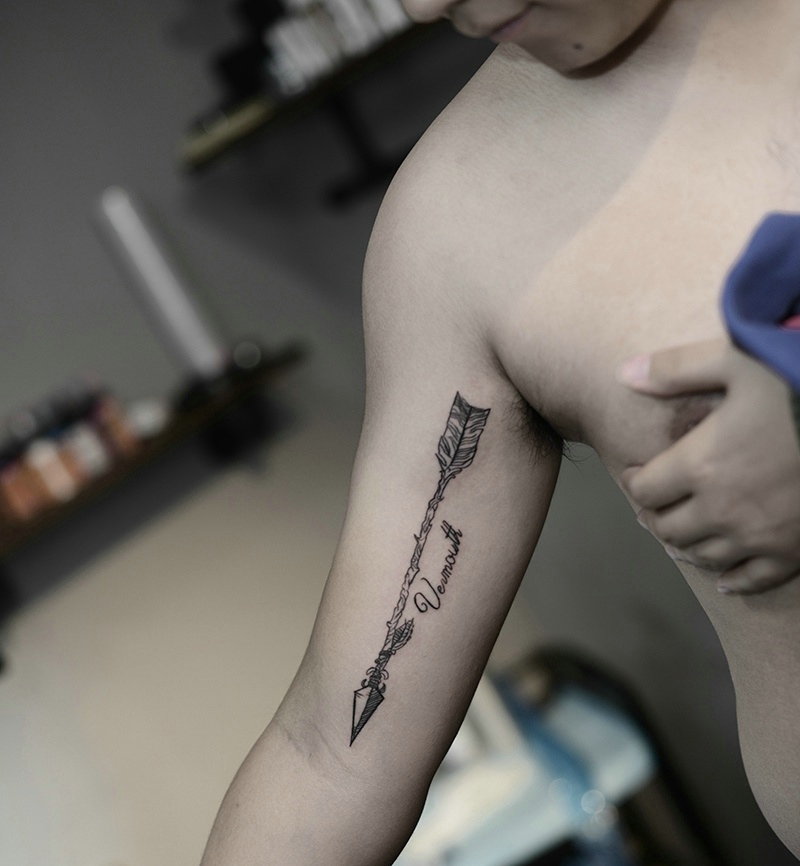 手臂内侧个性箭头纹身图案