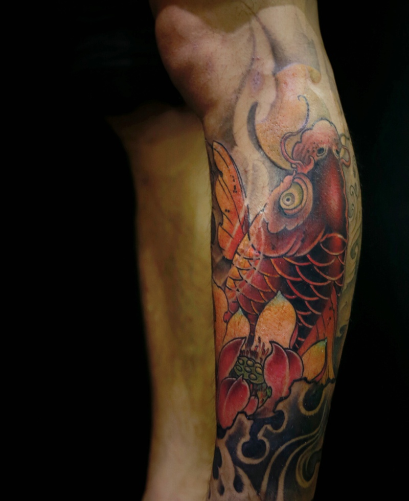 处在小腿的红鲤鱼纹身图案活力十足