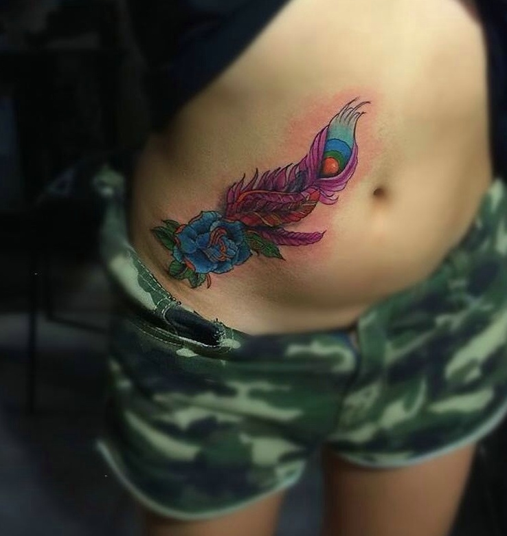 遮盖辣妈腹部边上的彩色花朵纹身图案