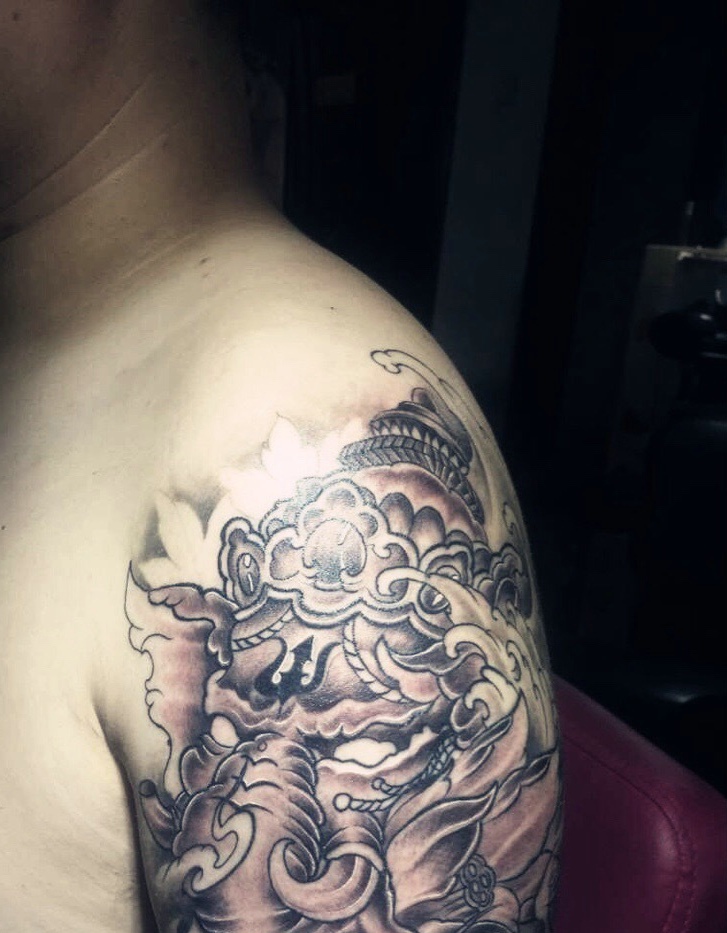 年轻派时尚手臂黑白象神纹身图案