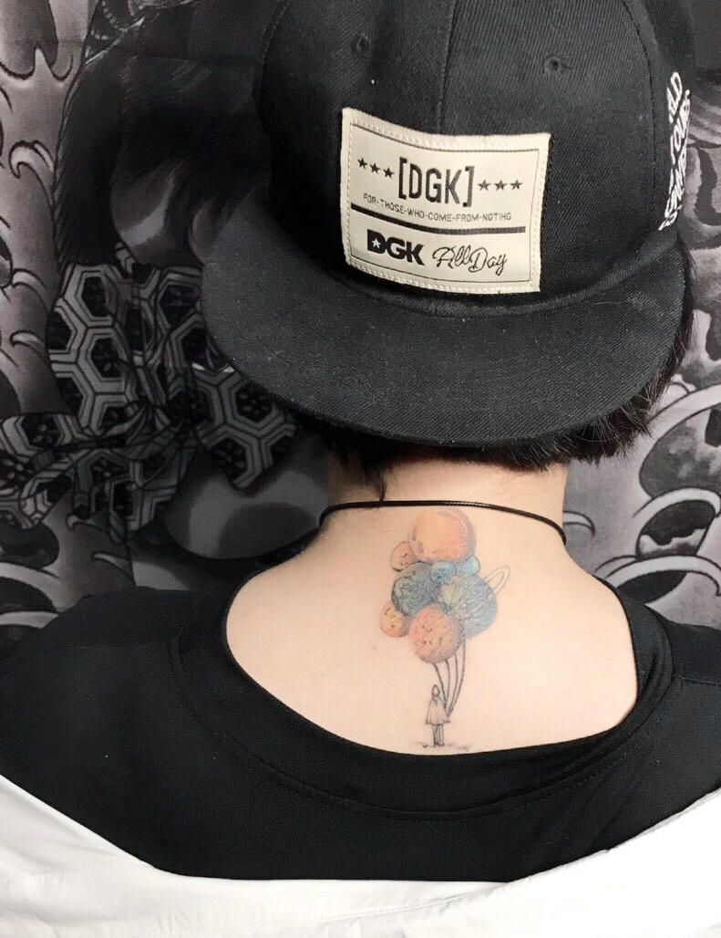 女生后背手拿彩球的背影女孩纹身图案