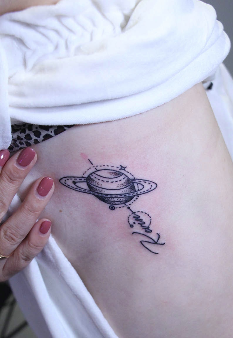 小清新英文与星球的侧腰部纹身图案