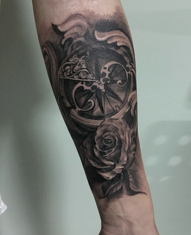 具有男人味的指南针纹身图案