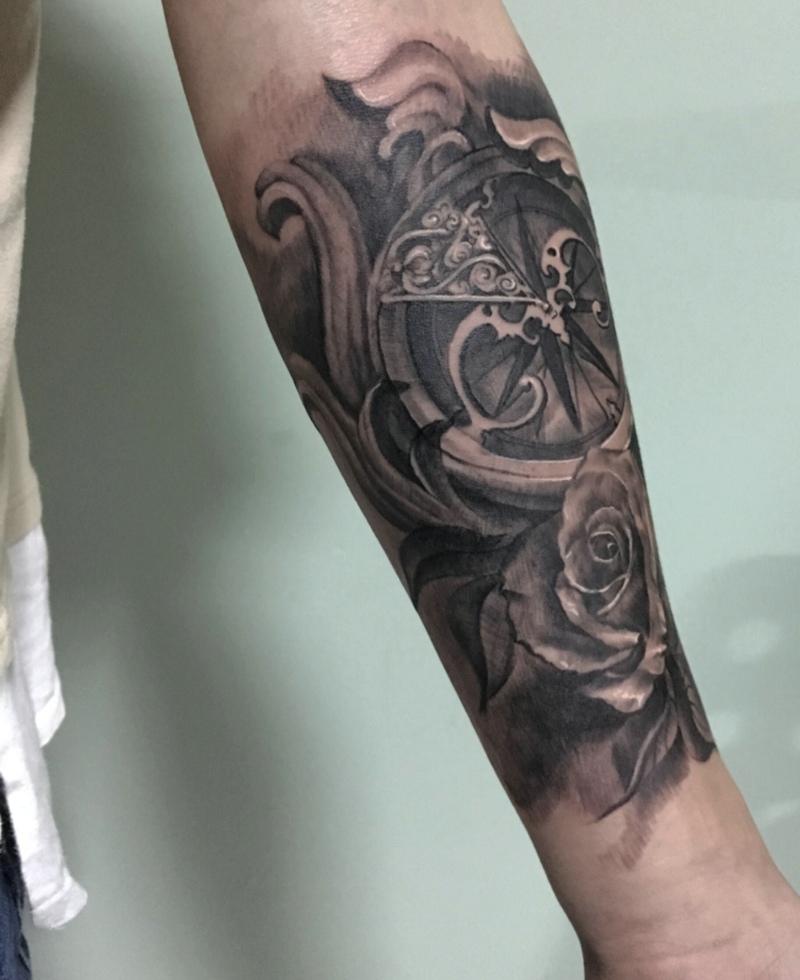 具有男人味的指南针纹身图案