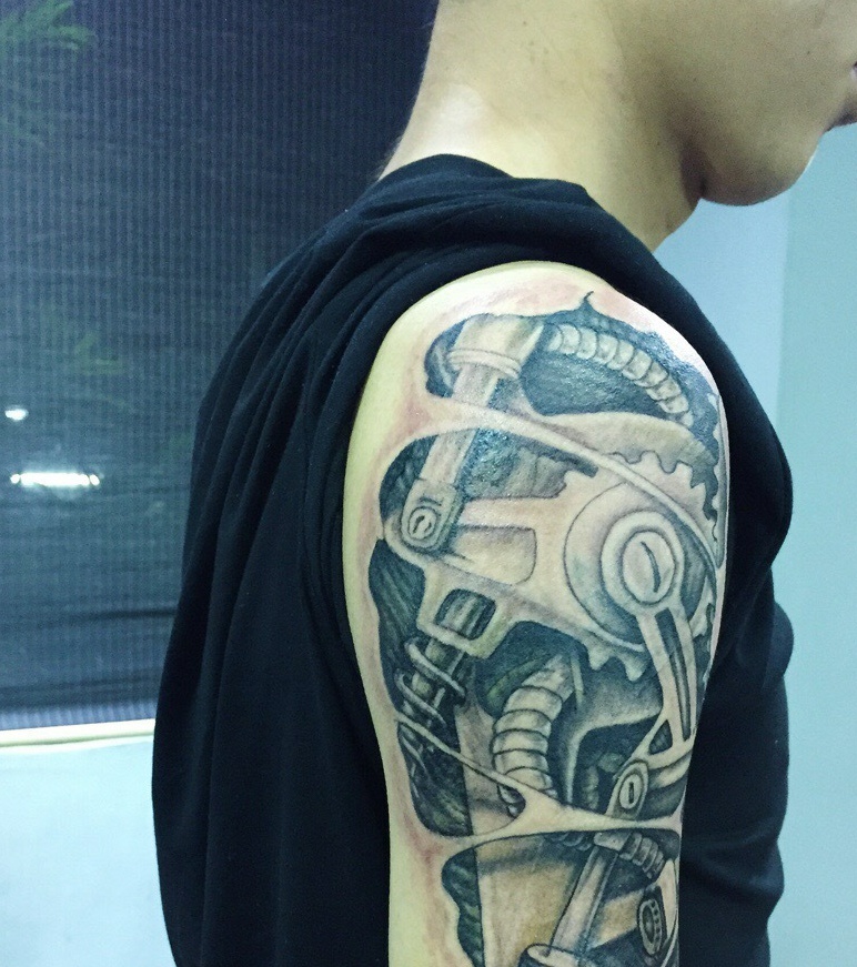 手臂经典机械设备纹身图案