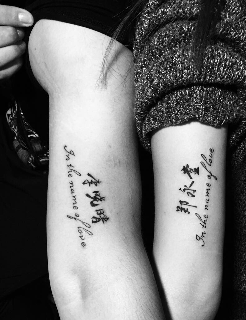 小腿处一枚彩色花妓纹身图案