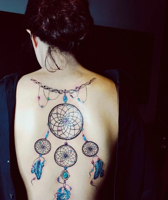 性感女生后背有着性感纹身图案