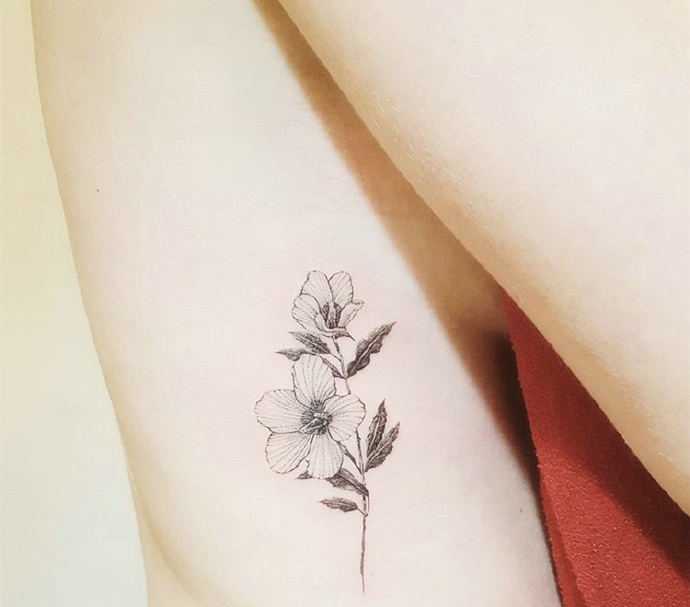 侧腰部简单时尚的花朵纹身图案