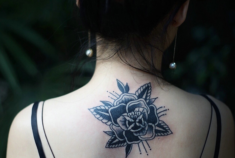 处在女生后背的精美玫瑰纹身图案