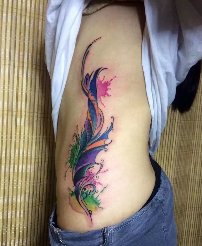 个性女孩侧腰部彩色羽毛纹身图案