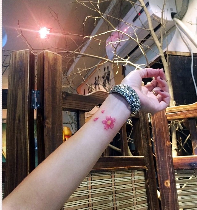 小清新时尚手臂樱花纹身图案