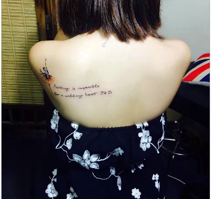 处在女生的后背性感英文纹身图案