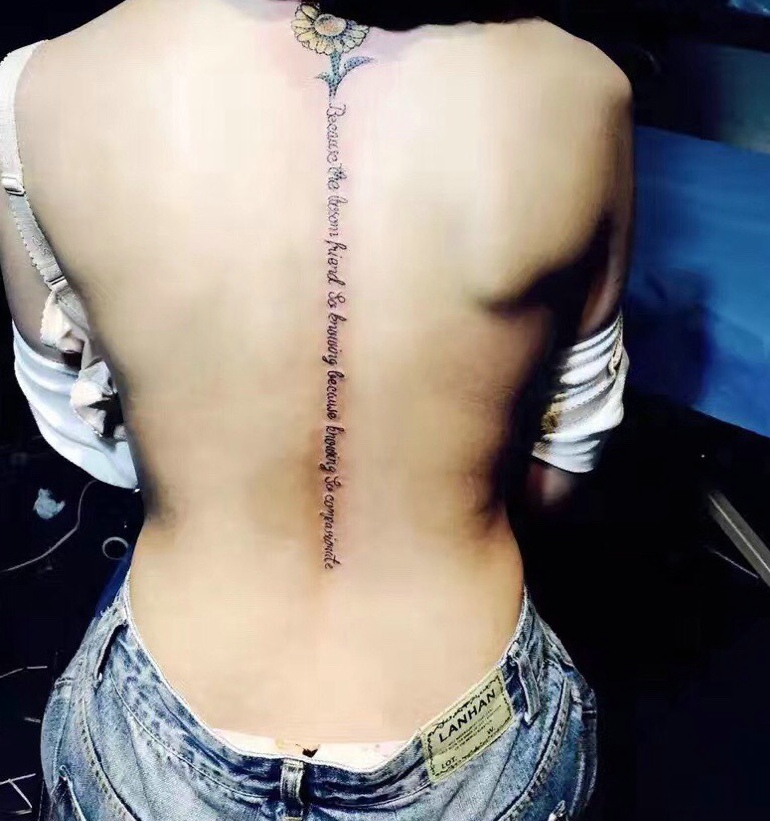 处在女生的后背性感英文纹身图案