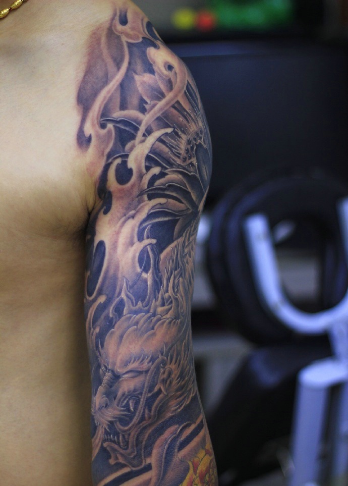 大臂具有男人味的传统邪龙纹身图案
