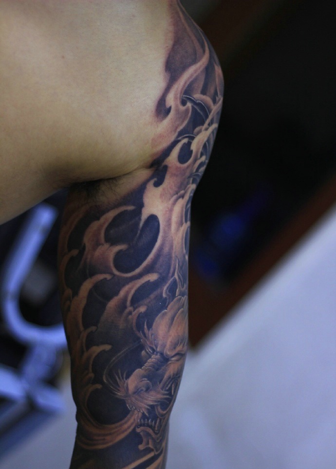 大臂具有男人味的传统邪龙纹身图案
