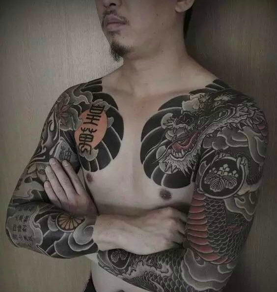 帅气十足的双半甲图腾纹身图案