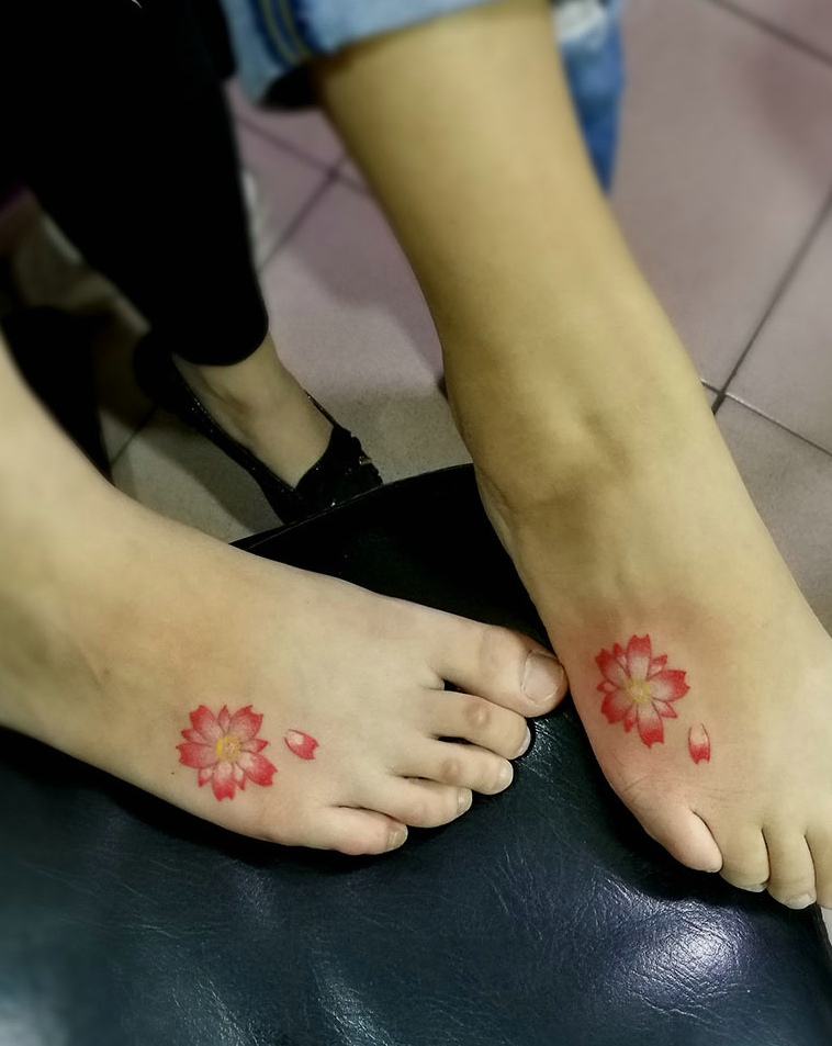 处在脚背上的唯美樱花情侣纹身图案