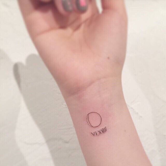 一组手腕上的简单小清新纹身图案