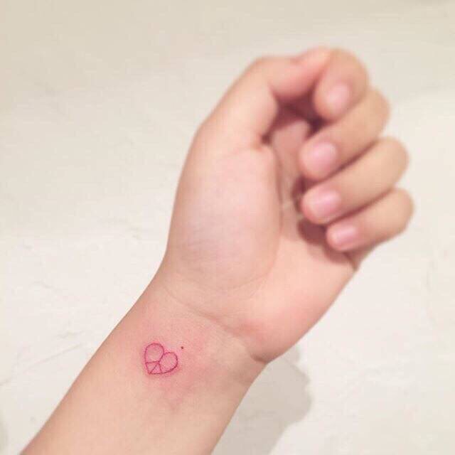 一组手腕上的简单小清新纹身图案