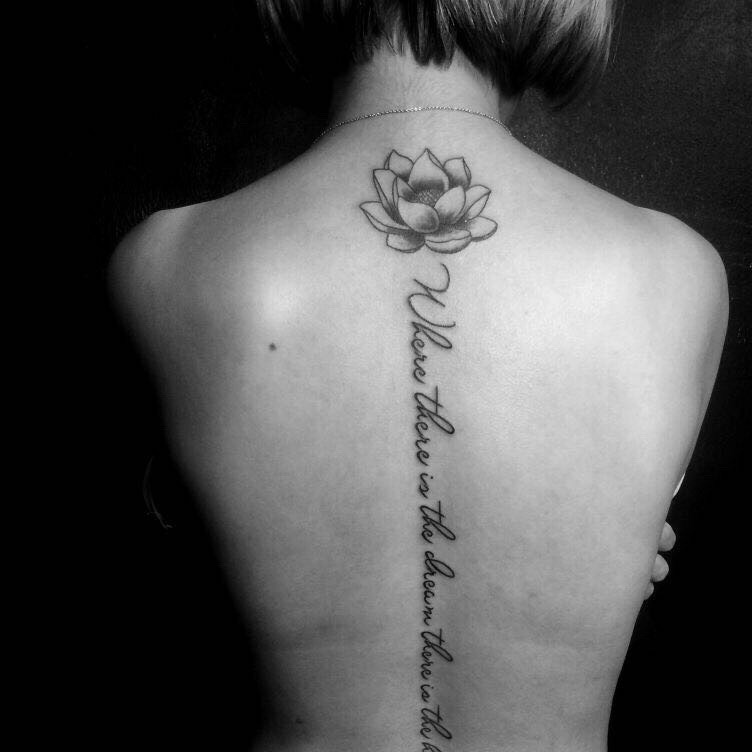 莲花与英文结合的脊椎部纹身图案