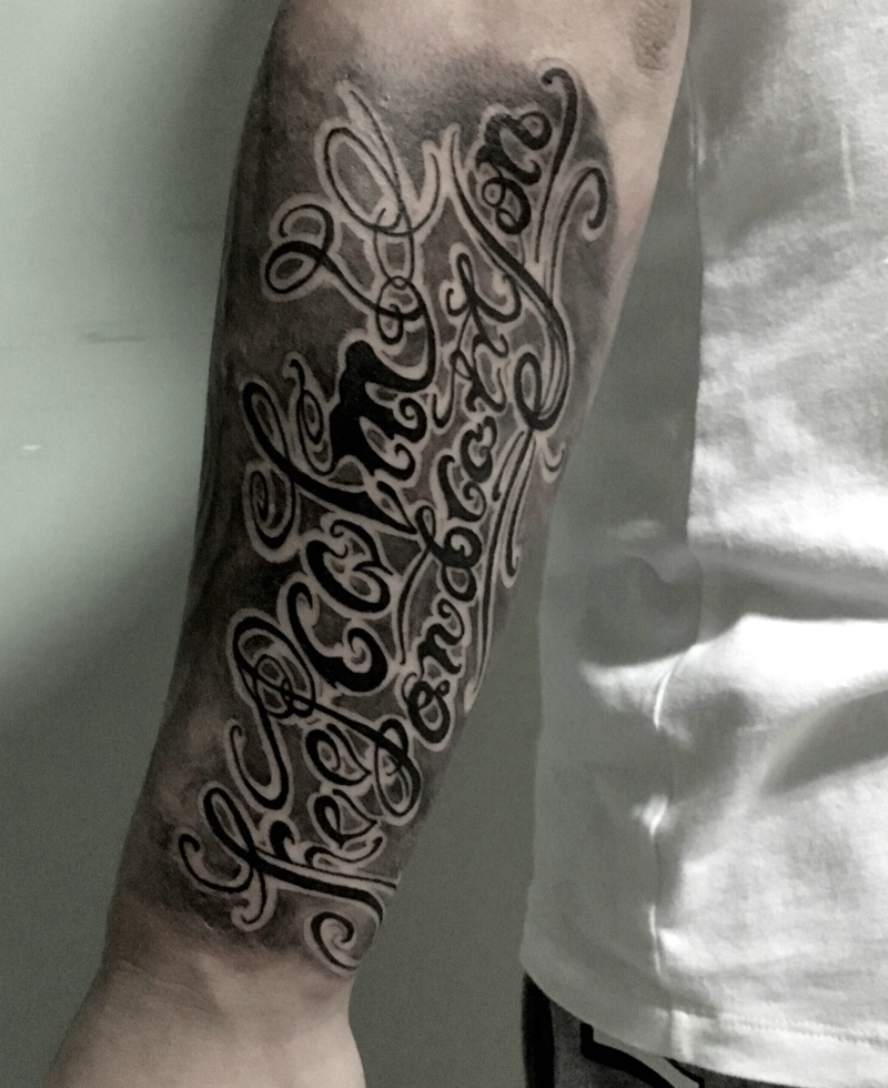 手臂花体英文纹身图案百看不厌