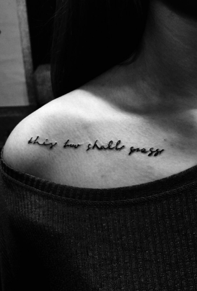 锁骨处简单秀气的英文纹身图案