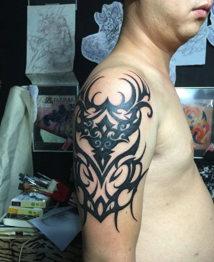 手臂经典有型的图腾纹身图案