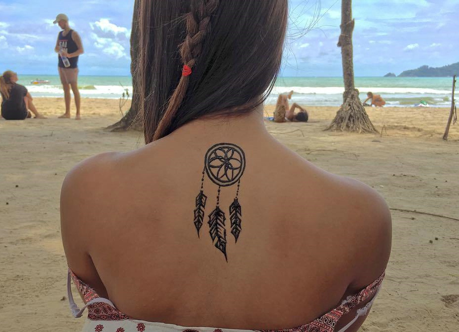 海滩上的性感美女后背海娜纹身图案