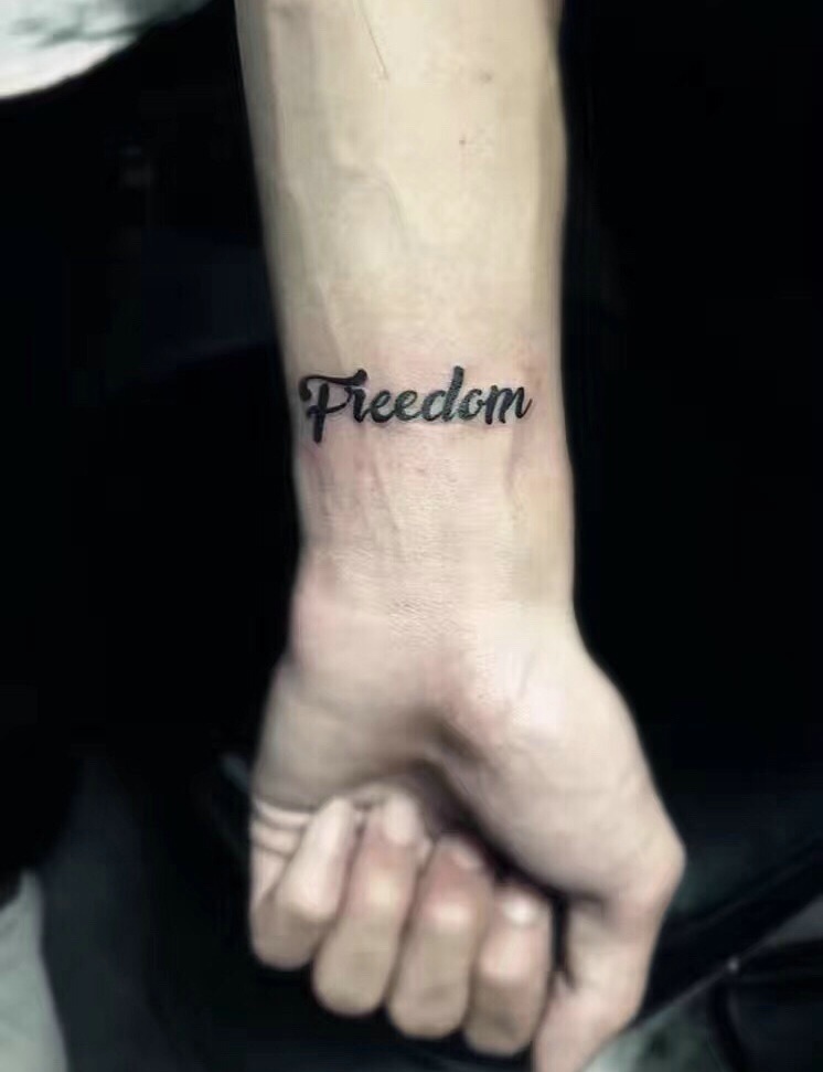 手腕简单秀气的英文纹身图案