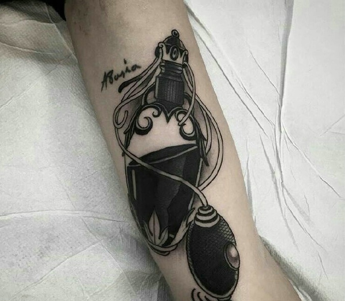 手臂一款个性有趣的水墨图腾纹身图案